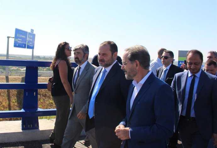 Modesto González junto a José Luis Ábalos