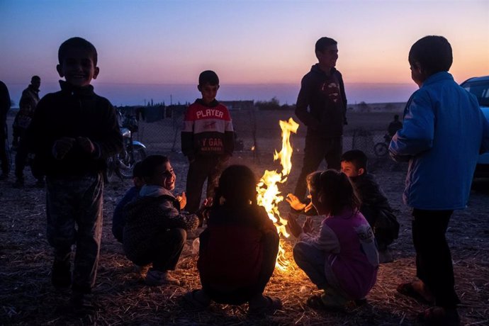 Niños sirios desplazados en Tel Temr