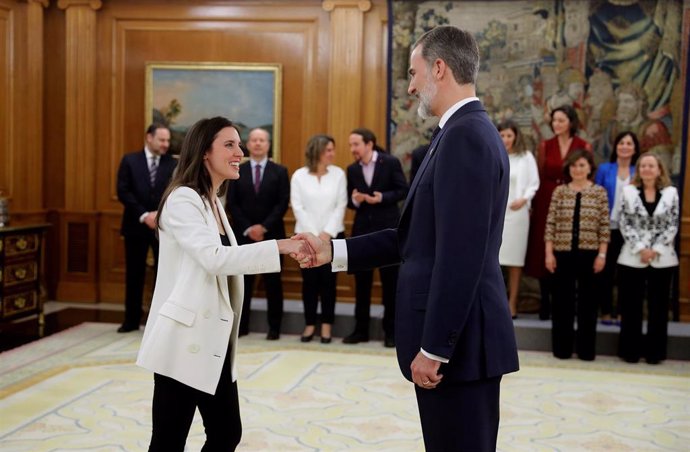 La nueva ministra de Igualdad, Irene Montero saluda al Rey Felipe VI, tras la jura de su cargo en el Palacio de la Zarzuela de Madrid, a 13 de enero de 2020.