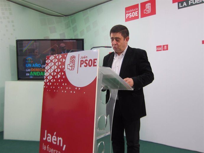 El secretario general del PSOE de Jaén, Francisco Reyes, durante la rueda de prensa