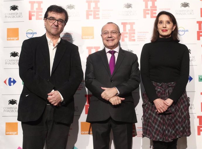 (I-D) El escritor Javier Cercas; el embajador de Francia, Jean-Michel Casa y  la cantante Luz Casal asisten a la presentación de la temporada cultural del Instituto Francés de España, en la Residencia de Francia, en Madrid (España), a 16 de enero de 202
