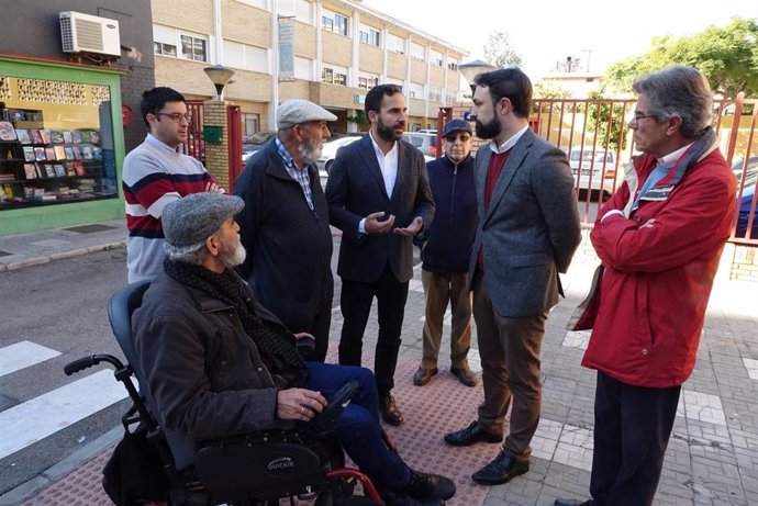 El portavoz del PSOE en el Ayuntamiento, Daniel Pérez, dialoga con vecinos del distrito Este de Málaga