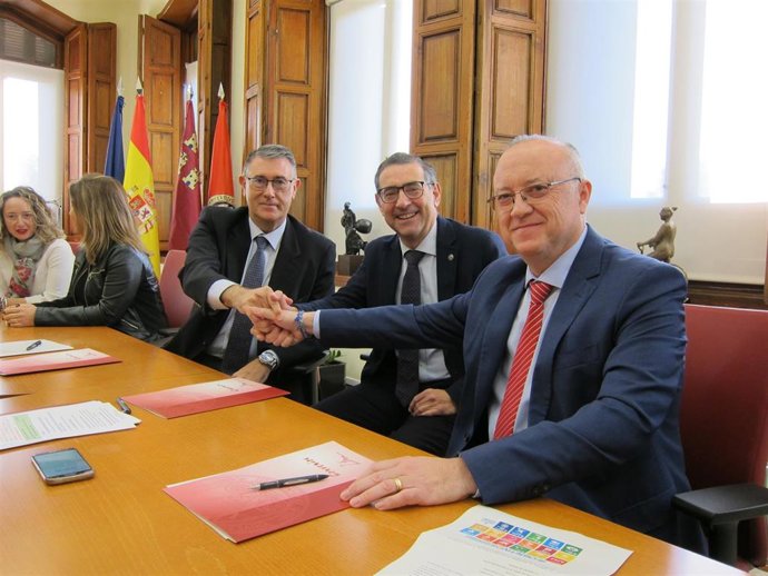 El rector de la UMU, el presidente de la CHS y el gerente de Aguas de Murcia