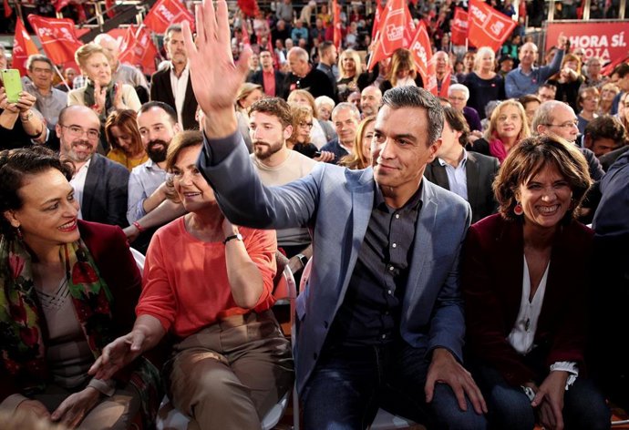 El presidente del Gobierno, Pedro Sánchez, y ex ministra Dolores Delgado durante un mitin en Alcalá de Henares (Madrid) en noviembre de 2019