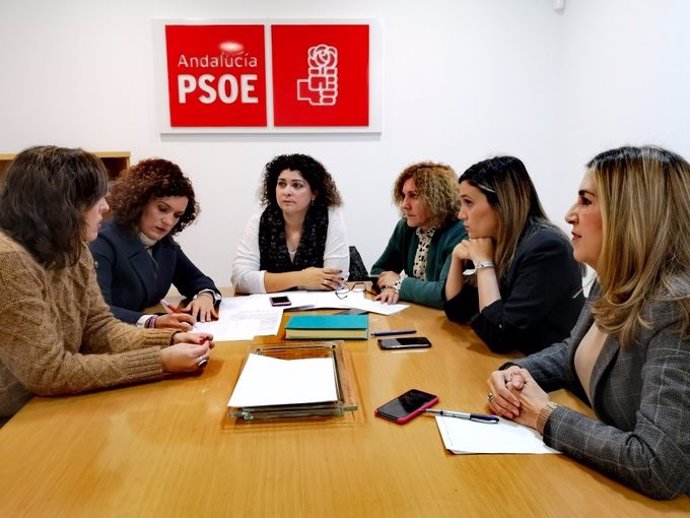 En el centro, la secretaria de Igualdad de la Ejecutiva Provincial del PSOE de Huelva, Eva Salazar.