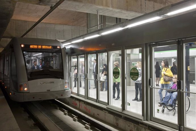Un vagón del Metro de Sevilla circulando