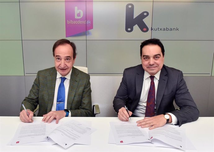 Rafael Gardeazabal, presidente de Bilbao Dendak, y Xabier Solaeche, director de la Red Minorista de Kutxabank en Bizkaia, durante la firma del convenio