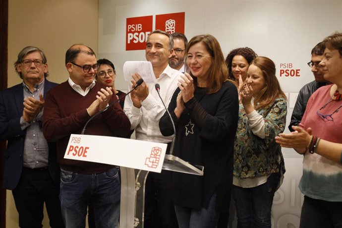 Representantes del PSIB, con Pere Joan Pons y Francina Armengol en el centro del grupo, celebran los resultados de las elecciones del 10N en la sede del partido.