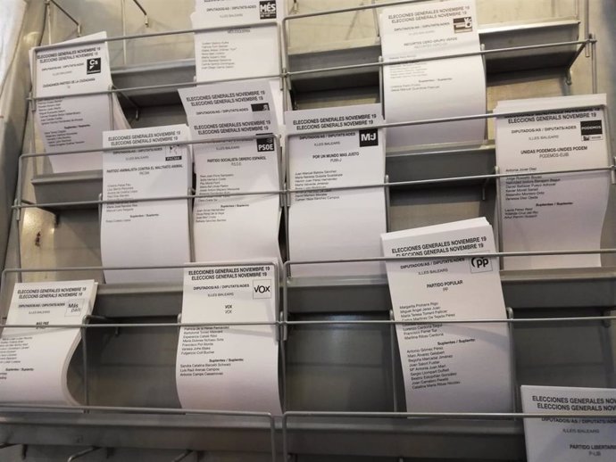 Papeletas en un colegio electoral de Baleares en las pasadas elecciones del 10N.