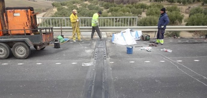 Reparación del paso superior sobre el ferrocarril en la A-307, entre Espejo y Montilla