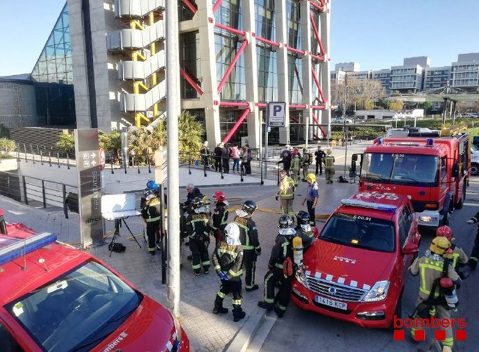 Els bombers intervenen en un incendi al prquing d'un hotel de l'Hospitalet de Llobregat (Barcelona).