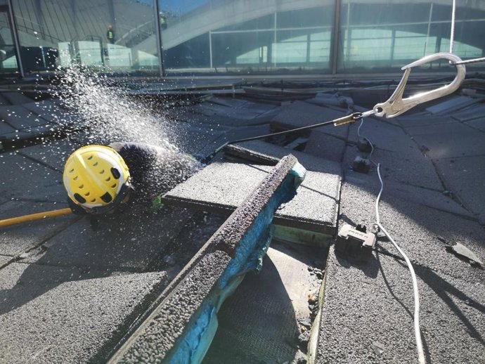 Trabajos de extinción del incendio en El Altet