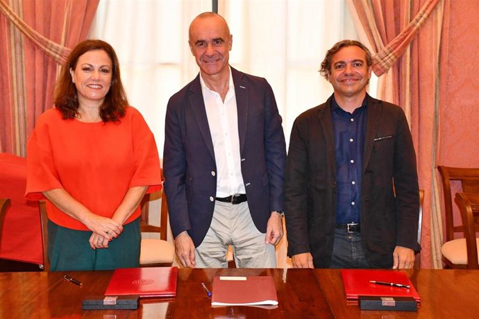 El delegado de Hábitat Urbano, Turismo y Cultura del Ayuntamiento de Sevilla, Antonio Muñoz, en el centro de la imagen