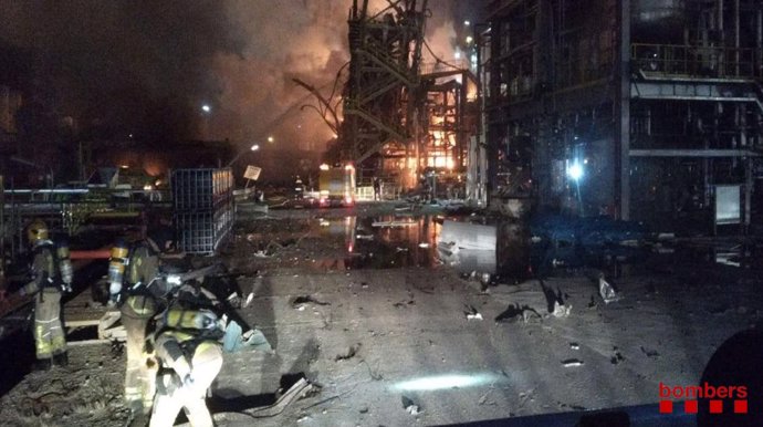 Bombers de la Generalitat trabajan en la extinción de un incendio en una empresa química de La Canonja (Tarragona)