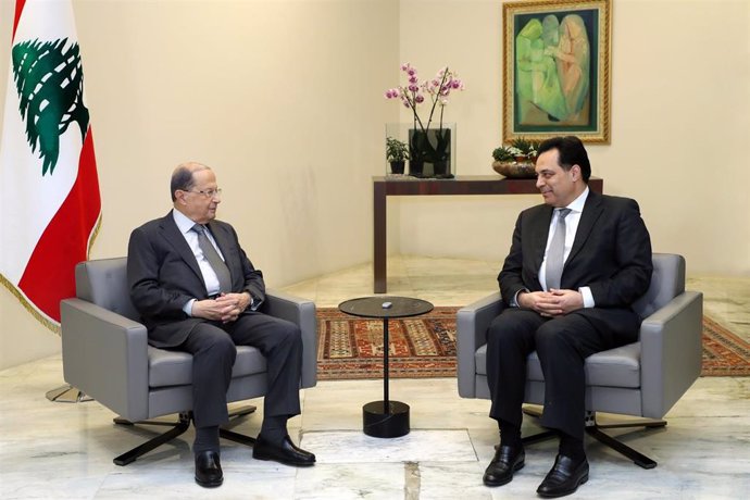 El presidente de Líbano, Michel Aoun (i), junto al primer ministro designado, Hasán Diab