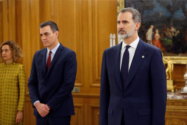 El presidente del Gobierno, Pedro Sánchez (i) y el Rey Felipe VI (d) presiden la jura de ministros de su nuevo gobierno 