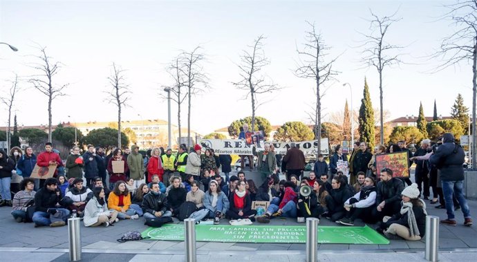 En Madrid. Fridays For Future traslada su protesta semanal contra la emergencia climática, que normalmente celebra ante el Congreso de los Diputados, a las puertas de la Embajada de Australia en Madrid (España), a 10 de enero de 2020.