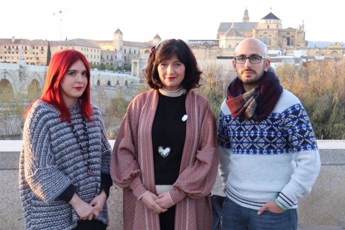 Pilar González (centro), entre Luzmarina Dorado y Pablo Ganfornina, en Córdoba.