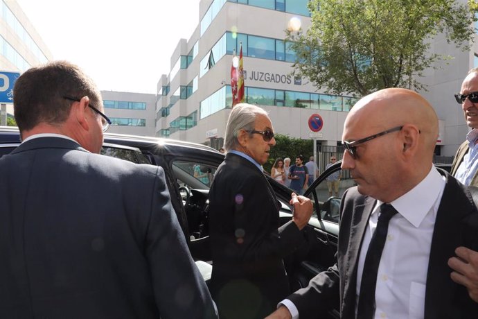 El banquero Jaime Botín (centro) llegando al Juzgado de Madrid, donde el juicio por intentar sacar de España el cuadro de Picasso 'Cabeza de mujer joven'.