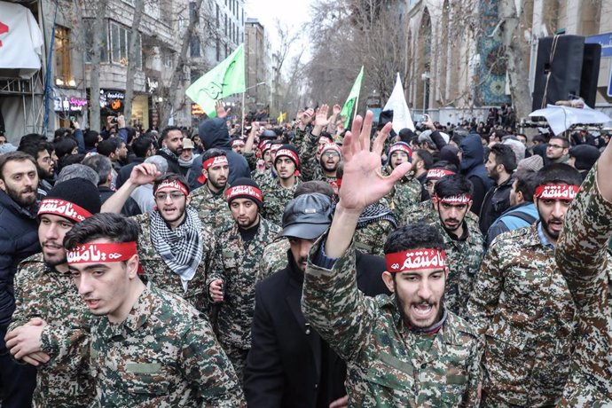 Miembros de la milicia paramilitar de voluntarios Basij en la capital de Irán, Teherán