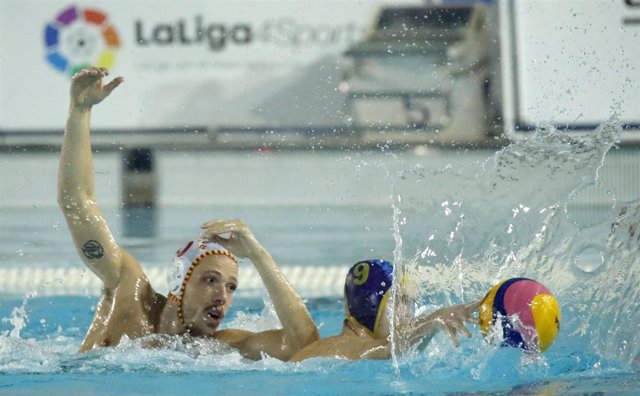 Adrià Delgado, en un partido con la selección española de waterpolo.