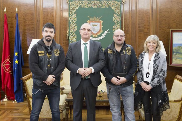 Enrique Maya y María Caballero con representantes de la Asociación Motorista PICA, de Protección de la Infancia Contra el Abuso