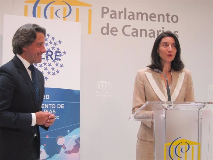 El presidente del Parlamento de Canarias, Gustavo Matos, observa la intervención ante los medios de comunicación de la presidenta del Senado, Pilar Llop
