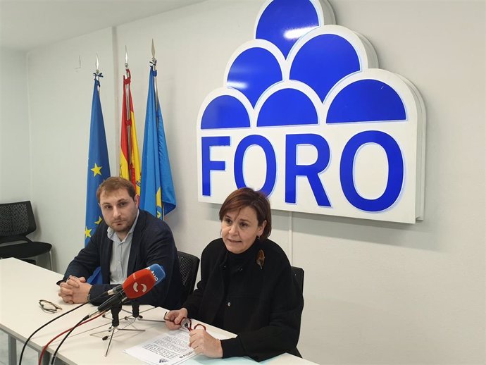 El secretario general de Foro, Adrián Pumares, y la presidenta de Foro, Carmen Moriyón, en la sede del partido en Oviedo.