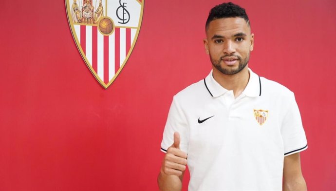 En-Nesyri firma con el Sevilla
