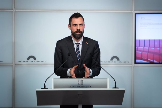 El president del Parlament, Roger Torrent, ofereix declaracions als mitjans després de la decisió del TS d'inhabilitar al president de la Generalitat, Quim Torra, com a diputat, a Barcelona (Catalunya, Espanya), a 10 de gener de 2020.