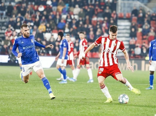 El Almería vence al Oviedo y aprieta por el liderato de Segunda División