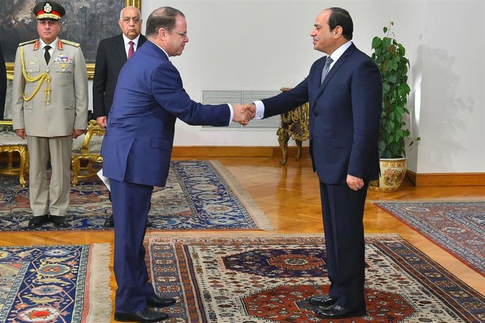El fiscal general de Egipto, Hamada el Saui, con el presidente del país, Abdelfatá al Sisi