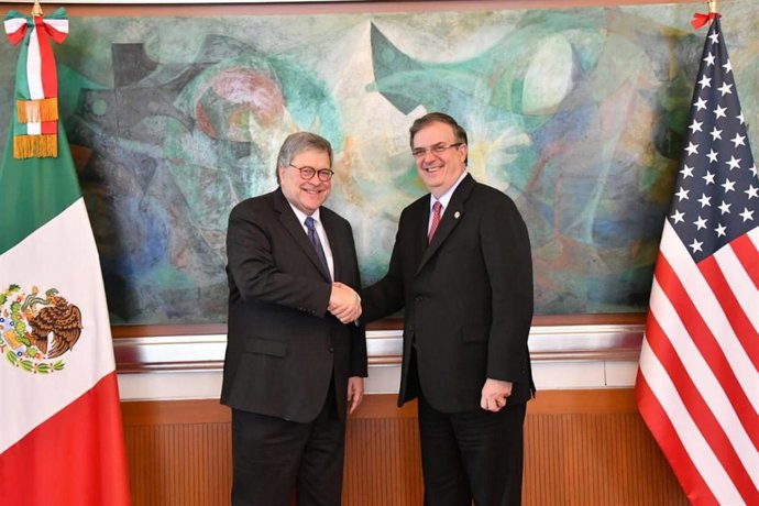 El fiscal general de Estados Unidos, William Barr (derecha), y el ministro de Exteriores de México, Marcelo Ebrard. 