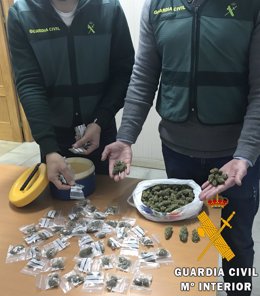 Operación de la Guardia Civil en Almería por la que se ha desmantelado un punto de venta de droga en Roquetas