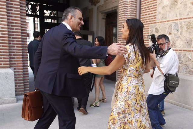El ecretario general de Vox y portavoz de esta formación en el Consistorio madrileño, Javier Ortega Smith, y la vicealcaldesa de Madrid, Begoña Villacís se saludan a la salida de la comisión de vicealcaldía en la Plaza de la Villa de Madrid.