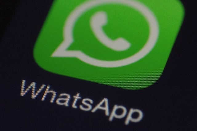 Facebook cancela sus planes de introducir anuncios en WhatsApp, según WSJ