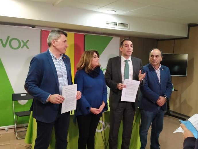 Imagen de los representantes de Vox en la presentación del acuerdo firmado
