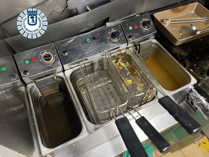 Sucesos.- Precintan alimentos en mal estado y caducados en una cafetería del dis