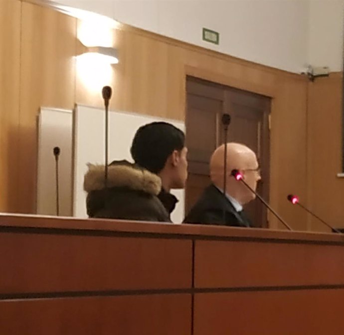 El ladrón de viviendas, junto a su abogado en la Audiencia de Valladolid, ratifica su aceptación de los nueve años de cárcel.