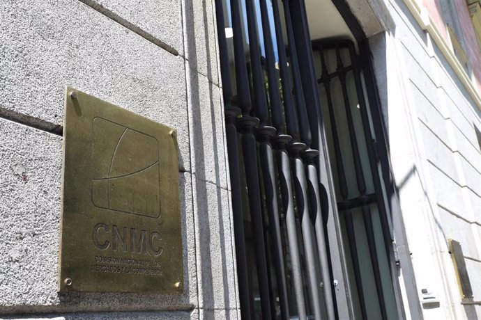 Puerta principal de la Comisión Nacional de los Mercados y la Competencia (CNMC) en Madrid.