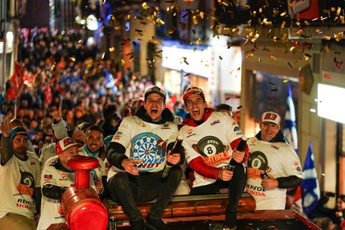 Marc y Álex Márquez comparten su éxito con Cervera