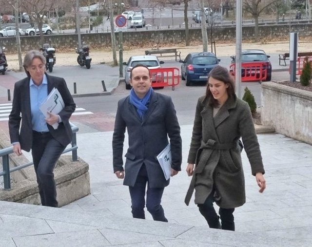 Los ediles de Más Madrid Rita Maestre, José Manuel Calvo y Marta Higueras registran una denuncia contra la portavoz de Vox en la Asamblea de Madrid, Rocío Monasterio, por presunto delito de estafa y falsedad documental.
