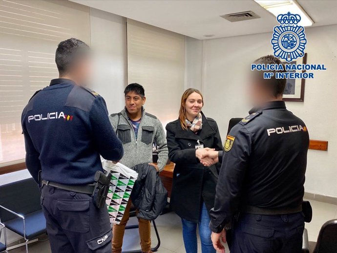 La mujer y su pareja agradecen la asistencia a los dos policías