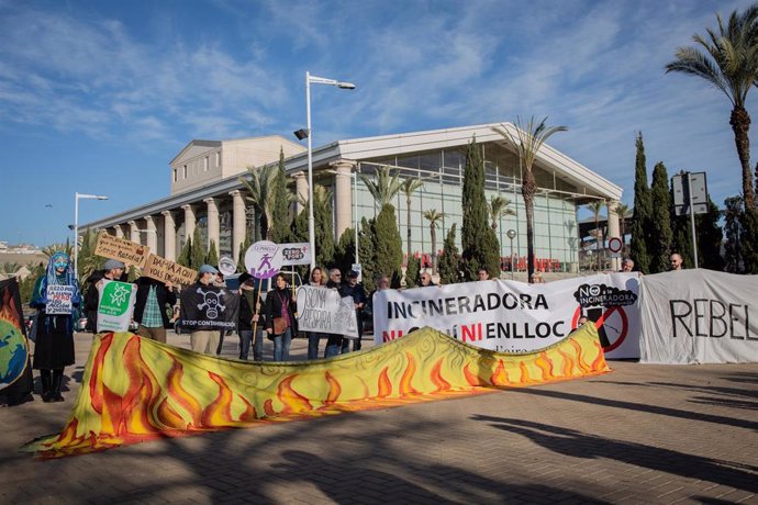 Algunos de los asistentes a la concentración climática antes de la primera Cimera Climtica, a las puertas del Teatre Nacional de Catalunya, en Barcelona /Catalunya (España), a 17 de enero de 2020.