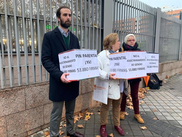 Miembros de Hazte Oír, el pasado diciembre frente a la Asamblea de Madrid para entregar firmas a favor del 'pin parental'.