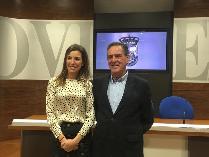 La concejala delegada de Centros Sociales Lourdes Garcia y el presidente de Secot Asturias Guillermo Díaz Bermejo