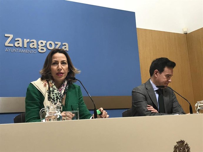 La consejera municipal de Servicios Públicos, Natalia Chueca, junto al responsable de Urbanismo, Víctor Serrano
