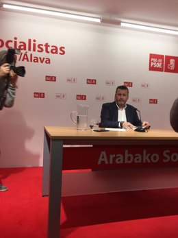 El socialista Javier Martínez dimite como alcalde de Iruña de Oka por "el clima de desgobierno" en el Ayuntamiento