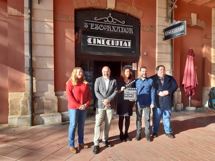 La presidenta del Consell de Mallorca, Catalina Cladera, y el conseller insular de Turismo y Deportes, Andreu Serra, en la presentación del documental 'Mallorca en primer plano'.