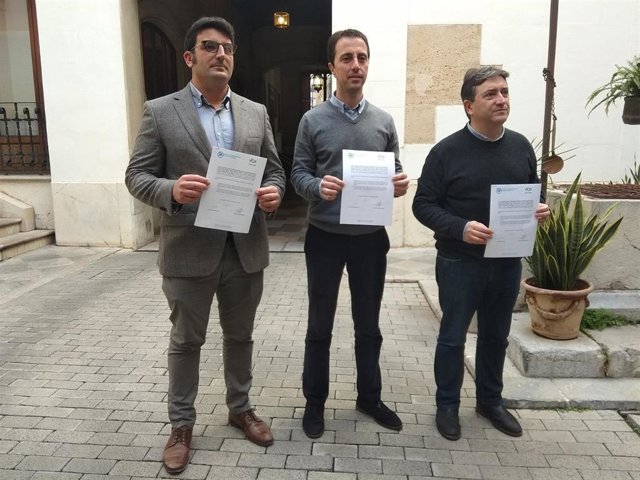 Los líderes de Vox y PP en el Consell de Mallorca antes de registrar la petición de pleno extraordinario.